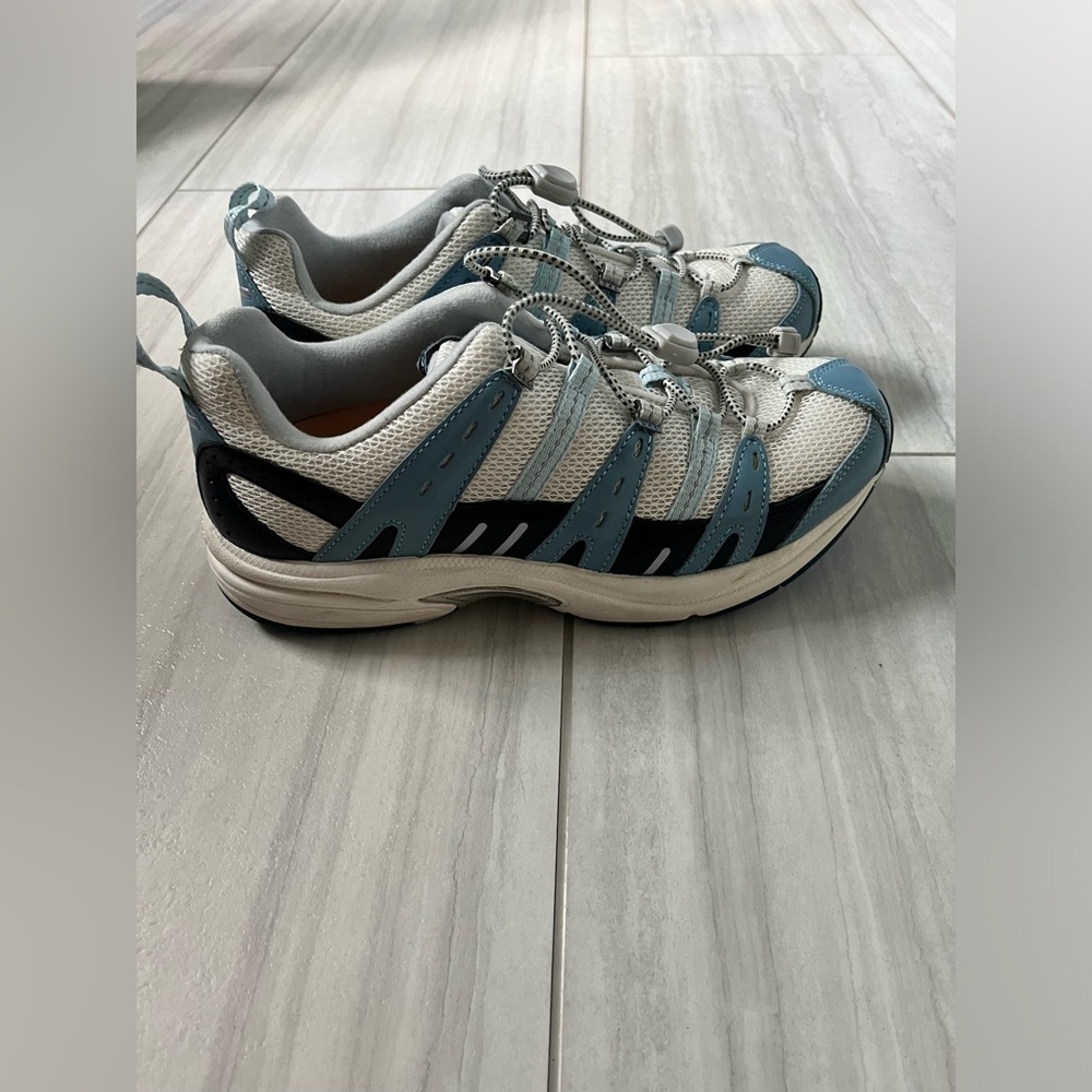 Women’s size 9 Dr Comfort shoes
